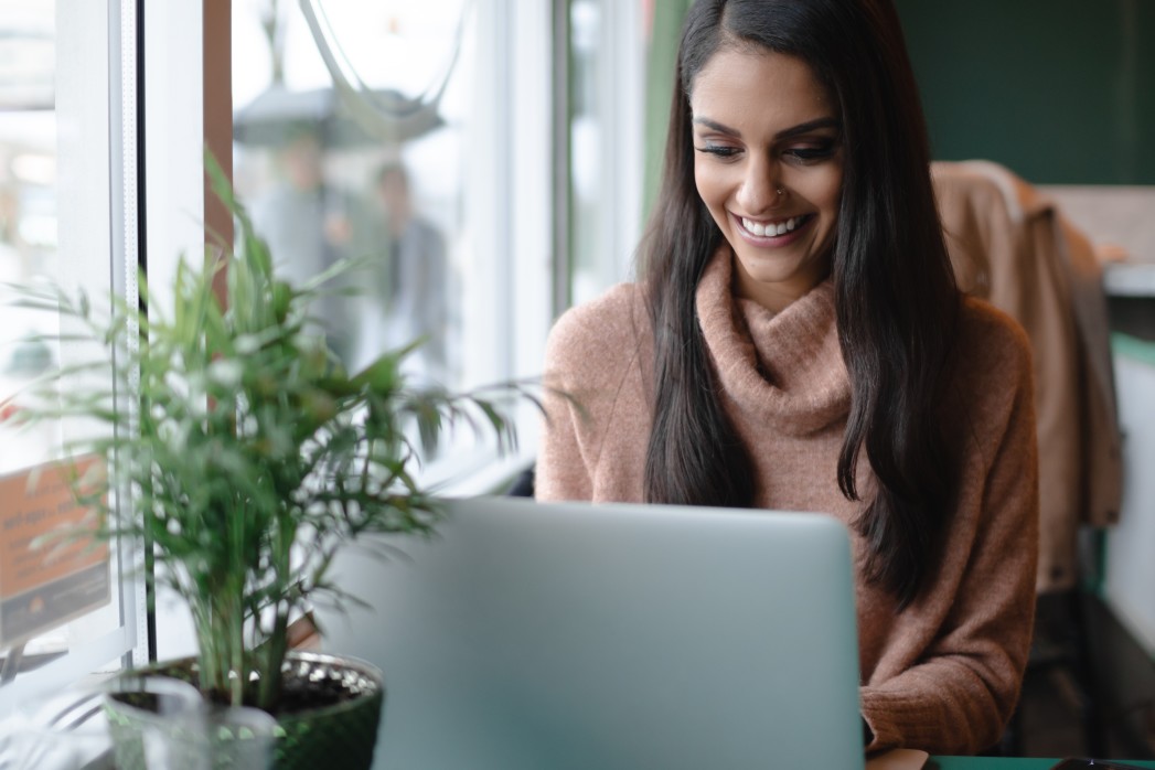 young-woman-working-on-her-laptop-computer_t20_eVjoAa